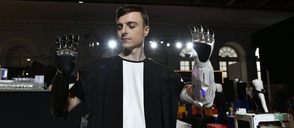 Un músico ruso muestra dos manos biónicas - Sputnik Mundo