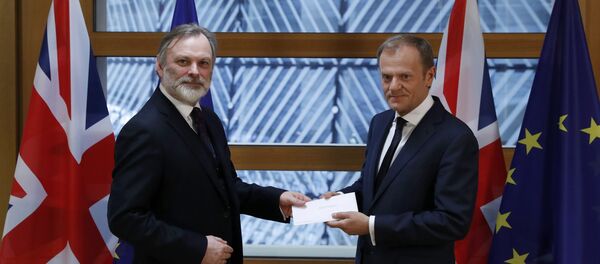 Embajador británico ante la UE entrega a Tusk la notificación sobre el inicio del Brexit Embajador británico ante la UE entrega a Tusk la notificación sobre el inicio del Brexit - Sputnik Mundo