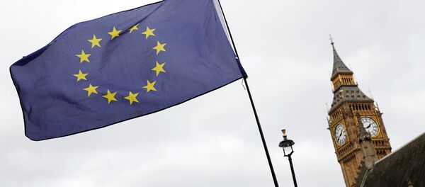 A European Union flag is waved in front of Big Ben - Sputnik Mundo