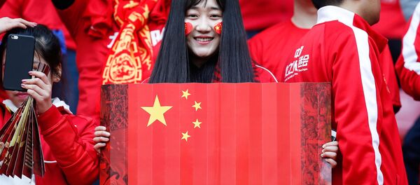 Hincha sostiene la bandera de China durante el partido de calificación con Corea del Sur para el Mundial Rusia 2018, 23 de marzo 2017 - Sputnik Mundo