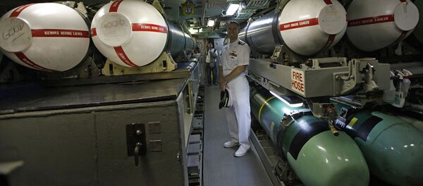 Alan Nelson al lado de unos misiles Tomahawk - Sputnik Mundo