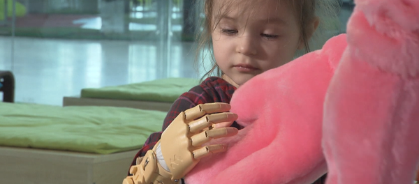 Niña con prótesis infantil de Motorica - Sputnik Mundo