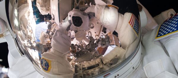 El astronauta Scott Kelly se hace un autofoto - Sputnik Mundo