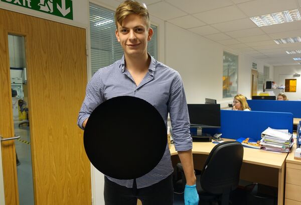 Cientifíco sostiene un objeto que ha recibido una capa de pintura Vantablack - Sputnik Mundo