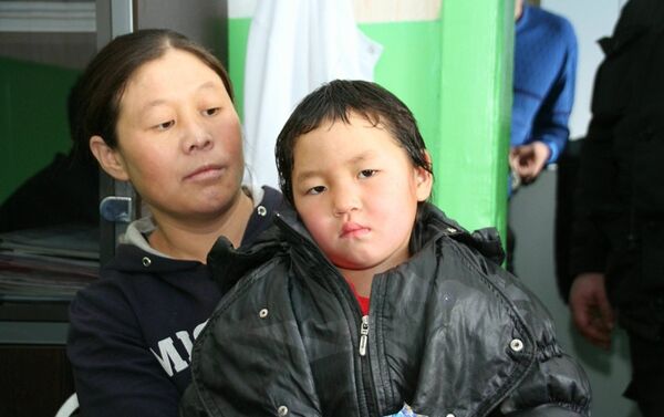 Saglana, niña rusa que recorrió 8 kilómetros por la taiga siberiana en busca de ayuda para su abuela Saglana, niña rusa que recorrió 8 kilómetros por la taiga siberiana en busca de ayuda para su abuela - Sputnik Mundo