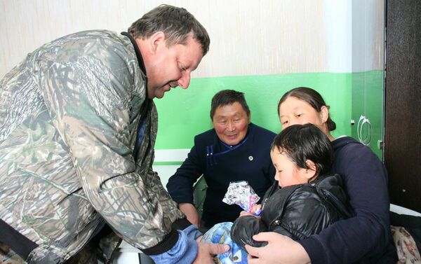 Saglana, niña rusa que recorrió 8 kilómetros por la taiga siberiana en busca de ayuda para su abuela Saglana, niña rusa que recorrió 8 kilómetros por la taiga siberiana en busca de ayuda para su abuela - Sputnik Mundo