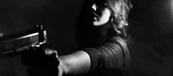 Una mujer con un arma - Sputnik Mundo