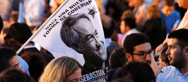 Bandera con el retrato de Sebastián Piñera, candidato a la Presidencia de Chile - Sputnik Mundo