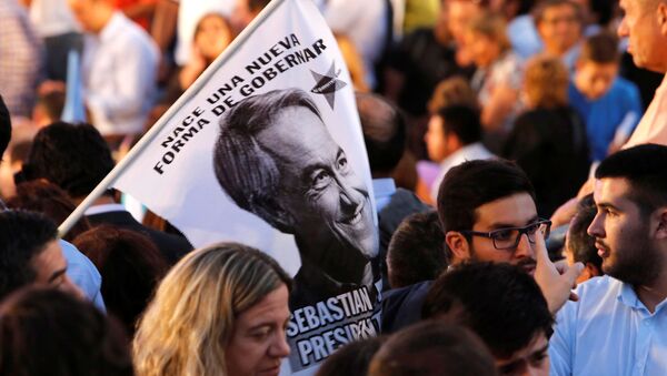 Bandera con el retrato de Sebastián Piñera, candidato a la Presidencia de Chile - Sputnik Mundo