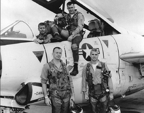 John McCain (fila inferior a derecha) antes de una misión de bombardeo en Hanói John McCain (fila inferior a derecha) antes de una misión de bombardeo en Hanói - Sputnik Mundo