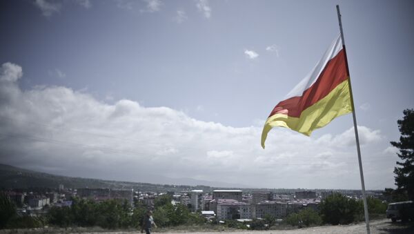 La bandera de Osetia del Sur - Sputnik Mundo