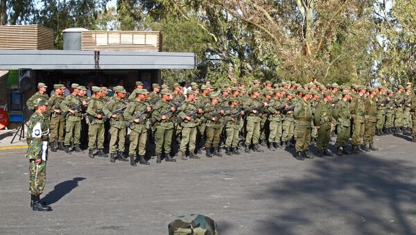 Cadetes del ejército argentino instantes antes de proceder a interpretar el himno de Argentina en un acto realizado en el Cerro de la Gloria de Mendoza. - Sputnik Mundo