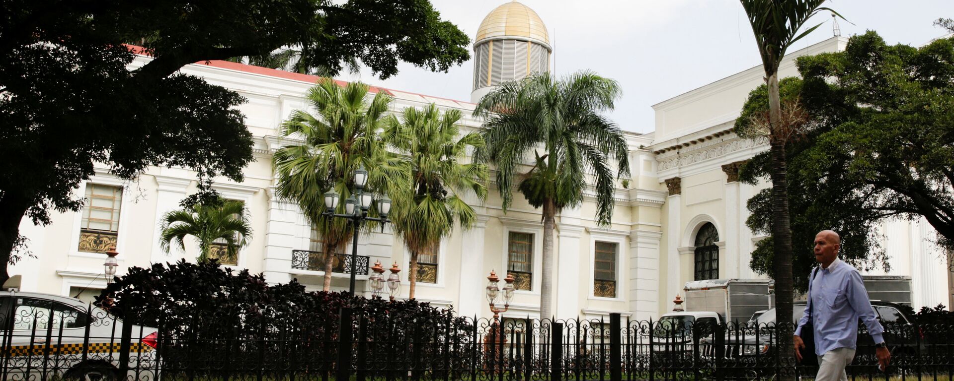 A man walks past the building of the National Assembly in Caracas, Venezuela - Sputnik Mundo, 1920, 14.01.2021