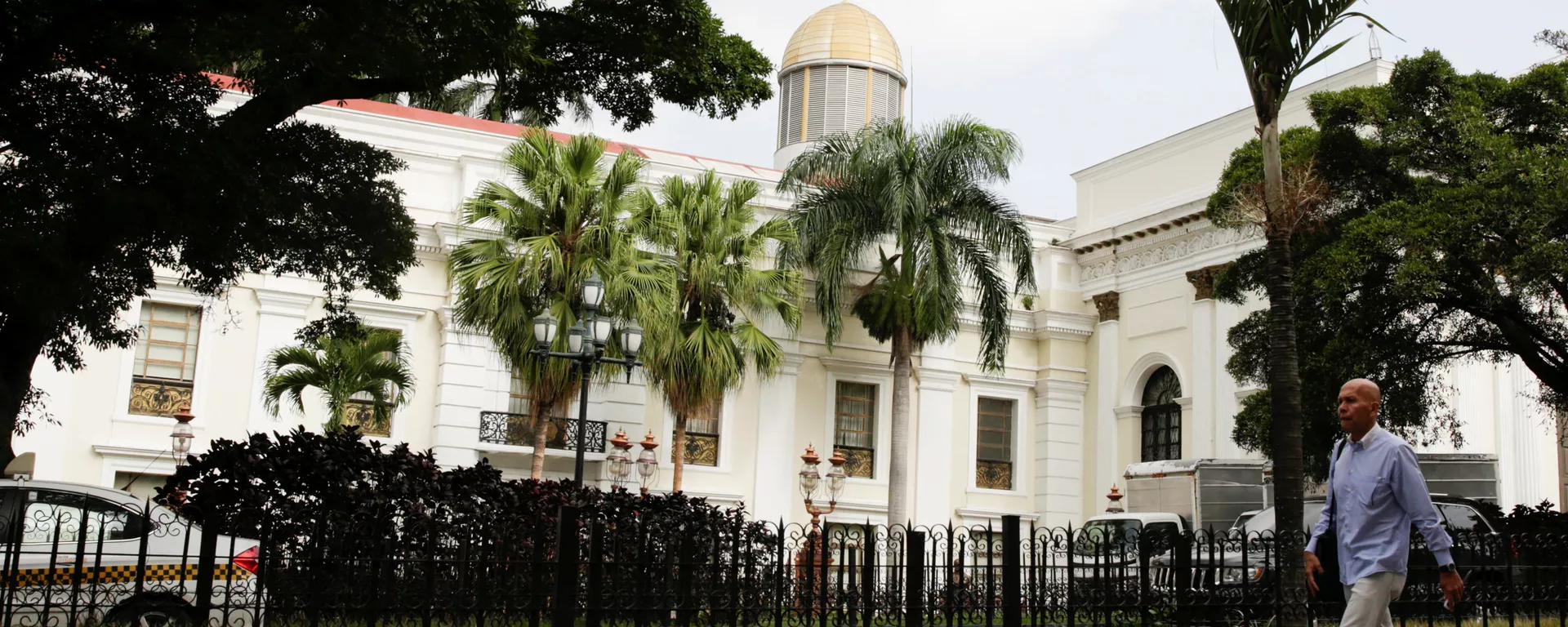 A man walks past the building of the National Assembly in Caracas, Venezuela A man walks past the building of the National Assembly in Caracas, Venezuela - Sputnik Mundo, 1920, 17.08.2021