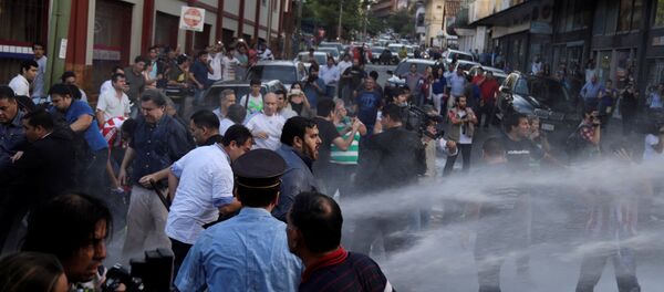 Choques entre policía y manifestantes en Asunción - Sputnik Mundo