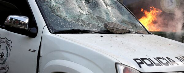 Un vehículo policial con un parabrisas roto durante una manifestación en Asunción, Paraguay - Sputnik Mundo