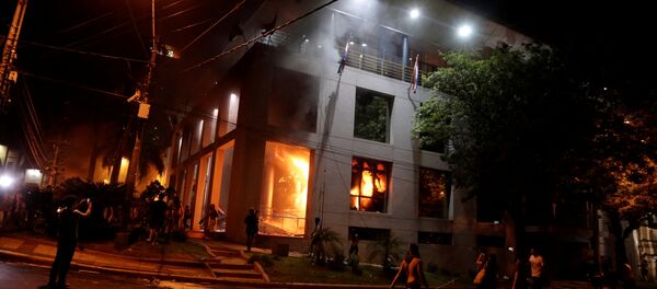 Manifestantes incendian el Congreso de Paraguay - Sputnik Mundo