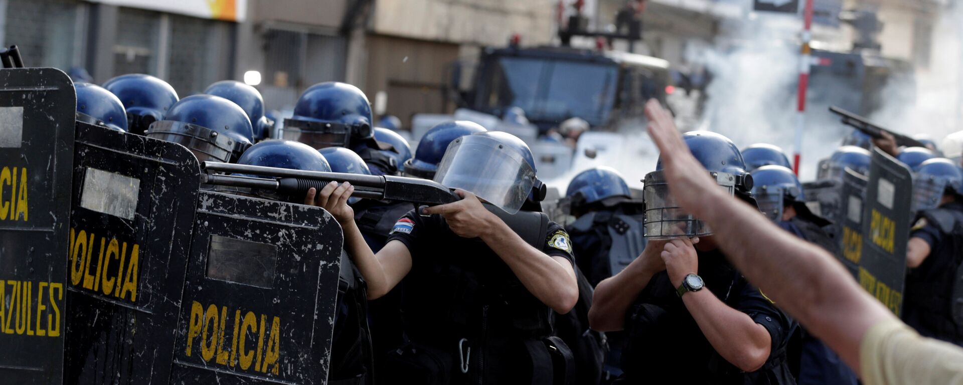 Policemen clash with protestors during a demonstration against a change in the law - Sputnik Mundo, 1920, 21.05.2021