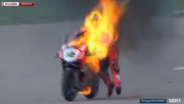 Forés, durante el incendio de su motocicleta - Sputnik Mundo