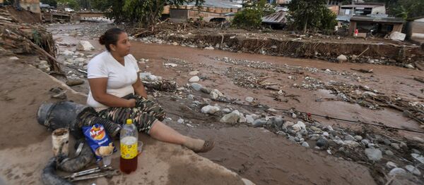 Una mujer en Mocoa, Colombia - Sputnik Mundo