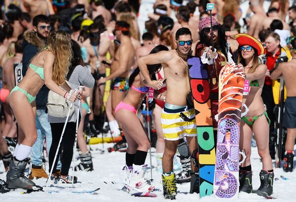 Carnaval alpino Boogel Woogel: sol, nieve y bikinis en las montañas de Sochi - Sputnik Mundo