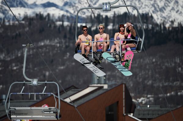 Carnaval alpino Boogel Woogel: sol, nieve y bikinis en las montañas de Sochi - Sputnik Mundo