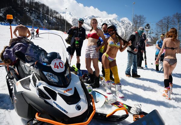 Carnaval alpino Boogel Woogel: sol, nieve y bikinis en las montañas de Sochi - Sputnik Mundo