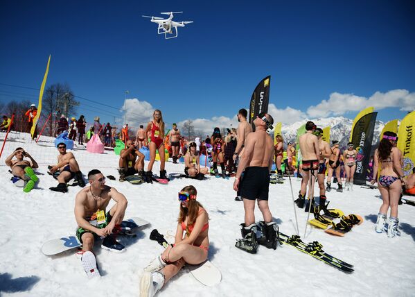 Carnaval alpino Boogel Woogel: sol, nieve y bikinis en las montañas de Sochi - Sputnik Mundo