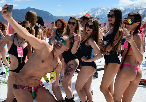 Carnaval alpino Boogel Woogel: sol, nieve y bikinis en las montañas de Sochi - Sputnik Mundo