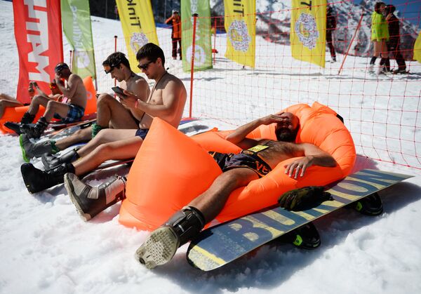 Carnaval alpino Boogel Woogel: sol, nieve y bikinis en las montañas de Sochi - Sputnik Mundo