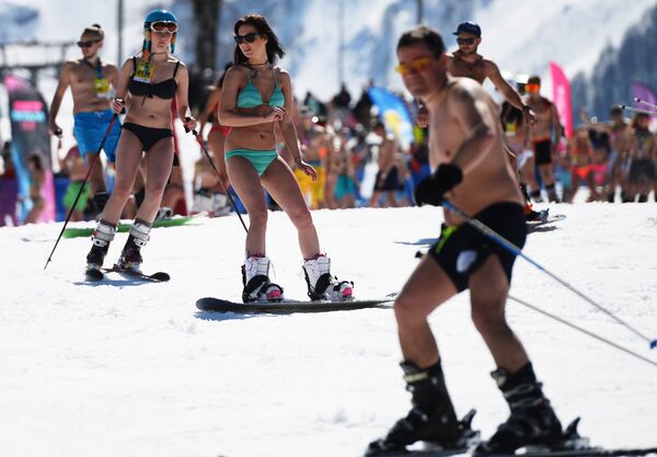 Carnaval alpino Boogel Woogel: sol, nieve y bikinis en las montañas de Sochi - Sputnik Mundo