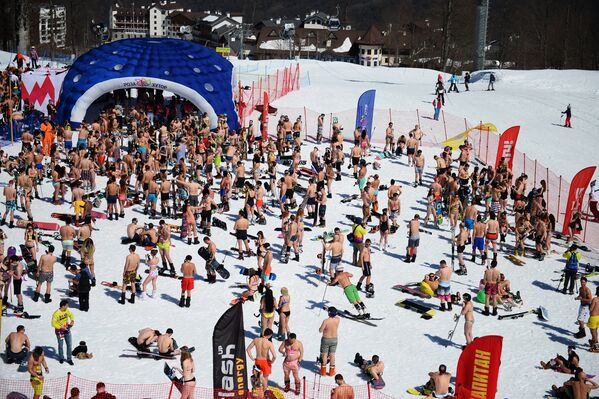 Carnaval alpino Boogel Woogel: sol, nieve y bikinis en las montañas de Sochi - Sputnik Mundo