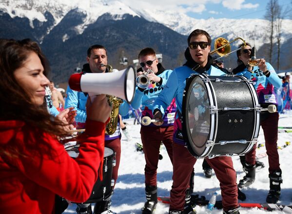 Carnaval alpino Boogel Woogel: sol, nieve y bikinis en las montañas de Sochi - Sputnik Mundo