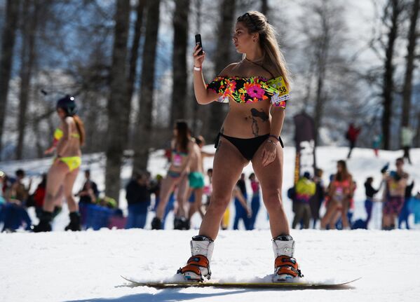 Carnaval alpino Boogel Woogel: sol, nieve y bikinis en las montañas de Sochi - Sputnik Mundo