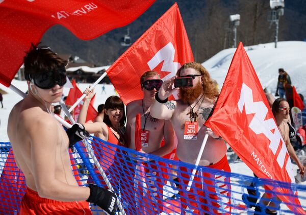 Carnaval alpino Boogel Woogel: sol, nieve y bikinis en las montañas de Sochi - Sputnik Mundo