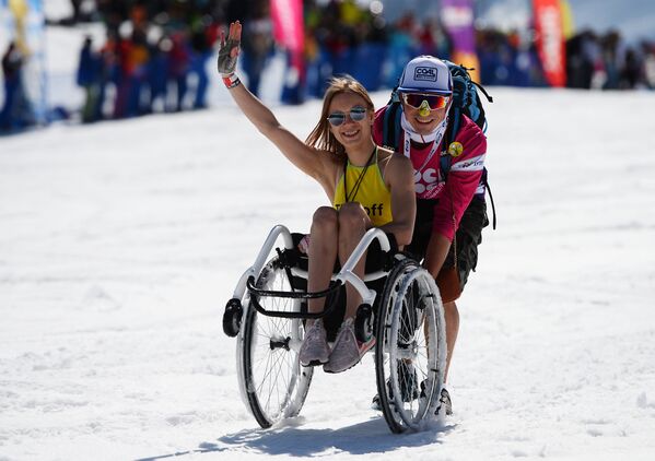 Carnaval alpino Boogel Woogel: sol, nieve y bikinis en las montañas de Sochi - Sputnik Mundo