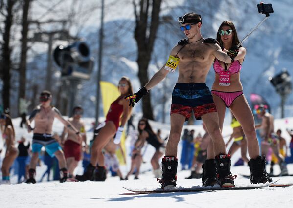 Carnaval alpino Boogel Woogel: sol, nieve y bikinis en las montañas de Sochi - Sputnik Mundo
