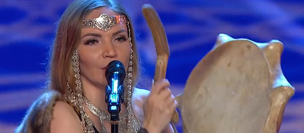 Vídeo: una cantante indígena siberiana deja sin palabras al jurado de un concurso italiano - Sputnik Mundo