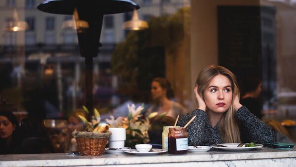 Una mujer en un restaurante (imagen referencial) - Sputnik Mundo