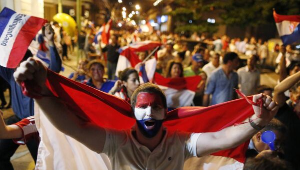 Hombre con bandera de Paraguay - Sputnik Mundo