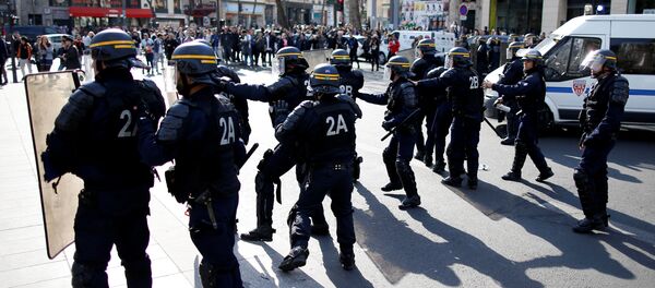 French CRS riot police secure a position - Sputnik Mundo