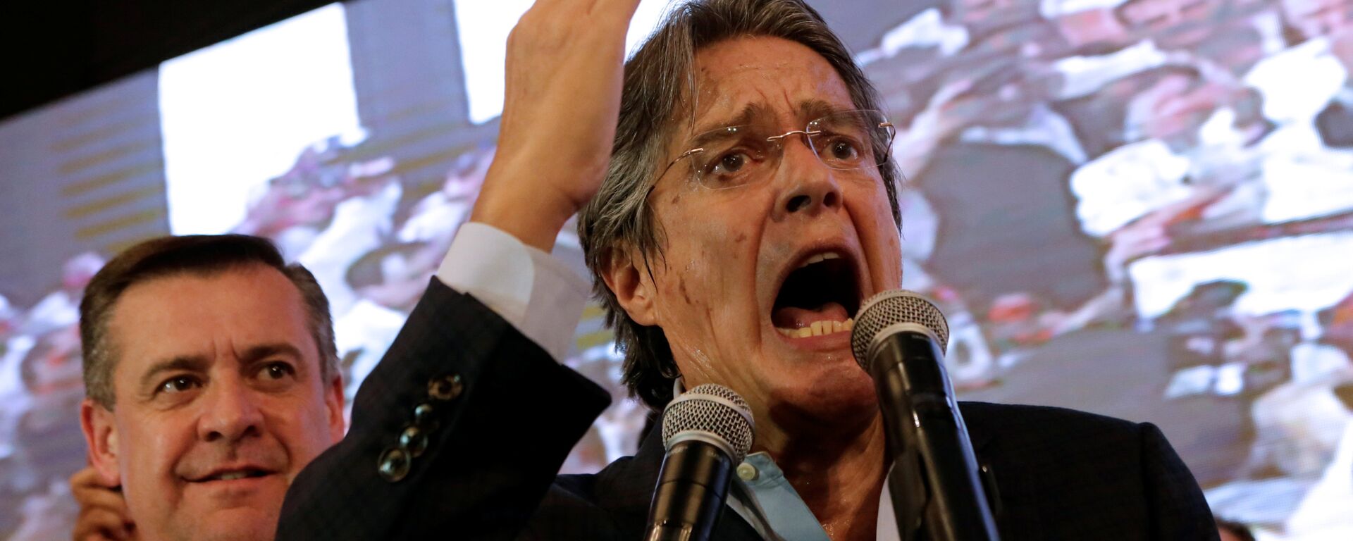 Ecuadorean presidential candidate Guillermo Lasso speaks near vice president candidate Andres Paez while waiting for the results of the national election in a hotel, in Guayaquil - Sputnik Mundo, 1920, 10.02.2021