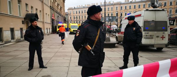 Policías cuidan la entrada de la estación Instituto Tecnológico del Metro de San Petersburgo Policías cuidan la entrada de la estación Instituto Tecnológico del Metro de San Petersburgo - Sputnik Mundo