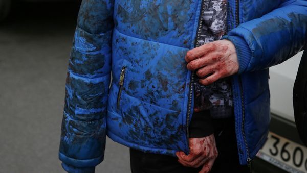 An iniured person walks outside Sennaya Ploshchad metro station, following explosions in two train carriages at metro stations in St. Petersburg, Russia April 3, 2017 An iniured person walks outside Sennaya Ploshchad metro station, following explosions in two train carriages at metro stations in St. Petersburg, Russia April 3, 2017 - Sputnik Mundo