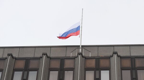 Bandera de Rusia izada a media asta sobre el edificio del Consejo de la Federación de Rusia  - Sputnik Mundo