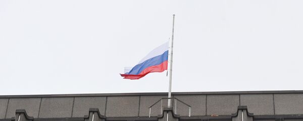 Bandera de Rusia sobre el edificio del Consejo de la Federación de Rusia Bandera de Rusia sobre el edificio del Consejo de la Federación de Rusia - Sputnik Mundo