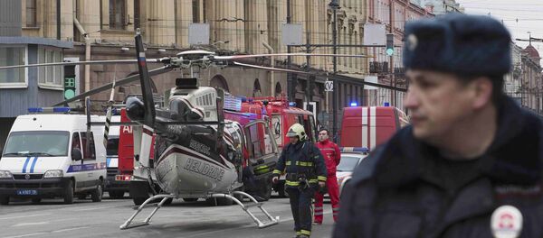 Members of the Emergency services stand next to a helicopter outside Tekhnologicheskiy institut metro station in St. Petersburg, Russia Members of the Emergency services stand next to a helicopter outside Tekhnologicheskiy institut metro station in St. Petersburg, Russia - Sputnik Mundo