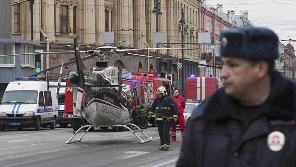 Members of the Emergency services stand next to a helicopter outside Tekhnologicheskiy institut metro station in St. Petersburg, Russia - Sputnik Mundo