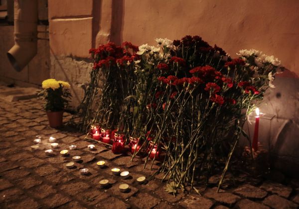 Flores colocadas por los residentes de San Petersburgo cerca de la estación del metro Tejnologuicheski Institut  - Sputnik Mundo