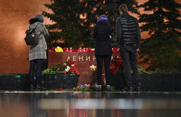 Los moscovitas rinden homenaje a las víctimas de la tragedia llevando flores al monumento de Leningrado en la capital rusa - Sputnik Mundo
